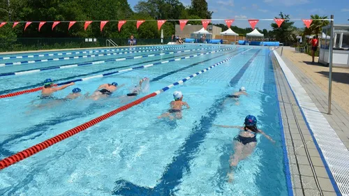 Pontivy s'investit dans le programme "Savoir Nager"